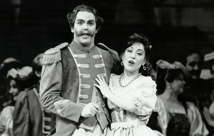 Anthony Michaels-Moore and Sumi Jo in Donizetti's <em>L'elisir d'amore</em> at the Royal Opera House, Covent Garden, 1992